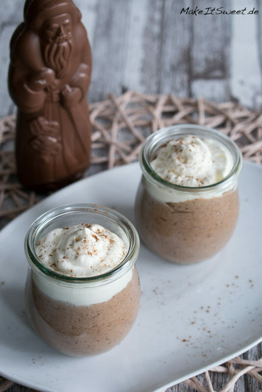 Schoko-Nuss-Creme im Glas mit einer Sahne Haube. Daneben ein Schokoladen Nikolaus