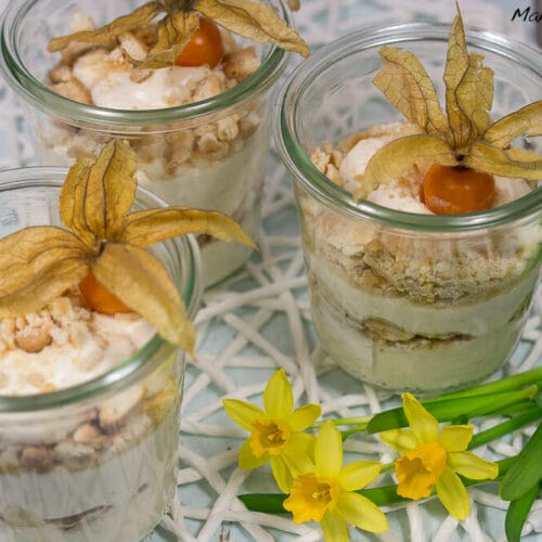 Drei Dessertgläser mit leuchtenden Physalis.
