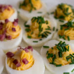 Gefüllte Eier mit Schnittlauch oder Speck - gefuellte eier schnittlauch speck mayo joghurt rezept ostern osterbrunch 3