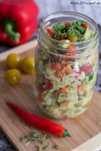 Reissalat mit Paprika und Avocado - Salat im Glas