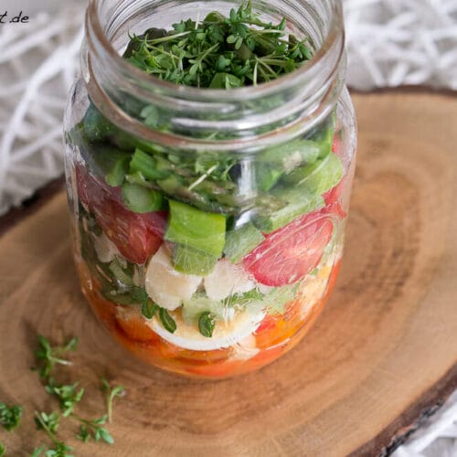 Spargel Salat mit Ei und Käse - Salat im Glas 3 Geschichteter Spargel Salat mit Ei im Glas mit Tomaten, Paprika, Käse, Eiern und Kresse.