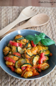 Lauwarmer Gnocchi Salat mit Paprika und Zucchini