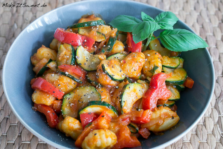 Lauwarmer Gnocchi Salat mit Paprika und Zucchini - MakeItSweet