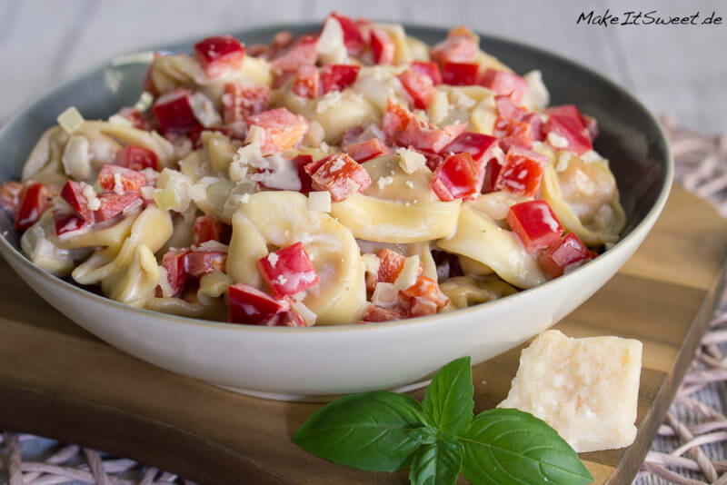 Schneller Tortellini Salat mit Paprika und Parmesan Rezept - MakeItSweet.de