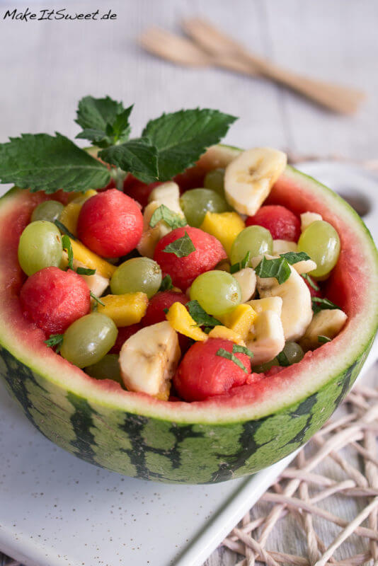 Einfacher Wassermelonen Obstsalat Rezept Traube Mango Banane Minze Sommerrezept Picknick Party