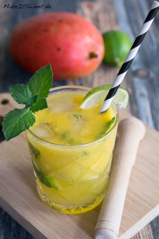 Mango-Mojito Cocktail in einem Glas mit Minze und Limette - Mojito mit Mango Rezept