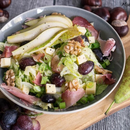 Herbstsalat mit Birne und Trauben 3 Herbstsalat mit Birne: Blattsalate, Birnenscheiben, Walnüsse, Trauben, Käsewürfel und Schinken in einer Schüssel.