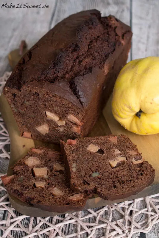 Schoko-Quitten-Walnuss-Kuchen Rezept 1 Ein Schoko-Quitten-Walnuss-Kuchen aus einer Kastenform mit einer Quitte daneben