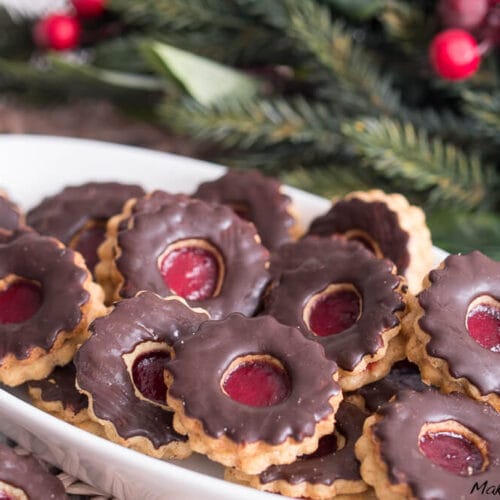 Teller mit Blankenhagener Plätzchen - blumenförmige Kekse mit Schokoladenüberzug und rotem Marmeladenkern.