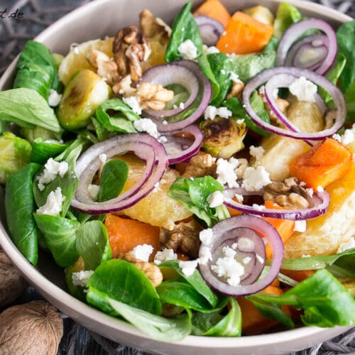 Wintersalat mit Süßkartoffeln, Rosenkohl, Orange und Feta 3 Schüssel Wintersalat mit Süßkartoffeln mit Feldsalat, Walnüssen, Orangenscheiben, roten Zwiebeln und Fetakäse.