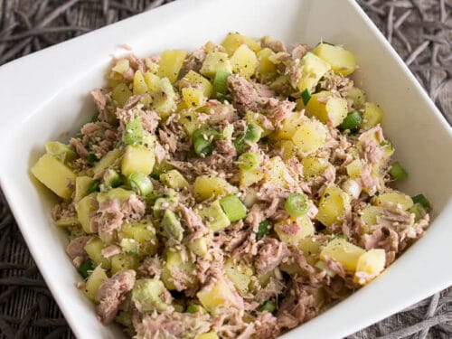 Quadratische weiße Schale mit Thunfischsalat, Kartoffeln und Avocado.