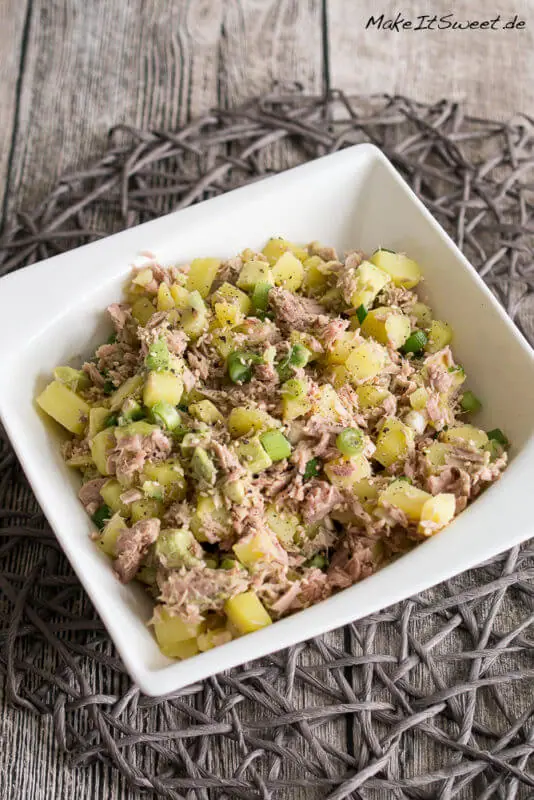 Eckige Schüssel mit einem Kartoffel-Thunfisch-Salat mit Avocado