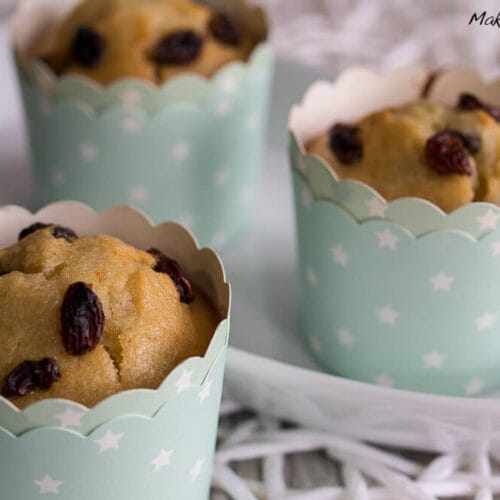 Muffins mit Apfelmus und Rosinen 3 Drei Muffins mit Apfelmus und Rosinen in hellblauen, sternförmigen Bechern auf einem weißen Teller.