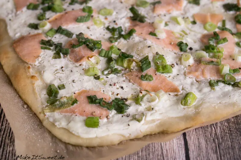 Einfacher Flammkuchen mit Räucherlachs Rezept 3 Flammkuchen mit Raeucherlachs Rezept Schmand Fruehlingszwiebeln einfach
