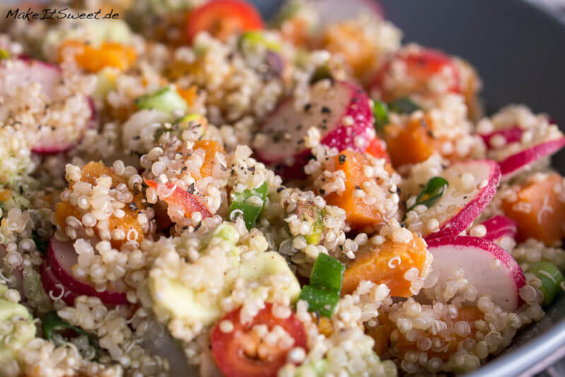 Einfacher Quinoa Salat mit Süßkartoffel Rezept 3 Quinoa Salat Suesskartoffel Avocado Pistazie Chili Rezept einfach 1