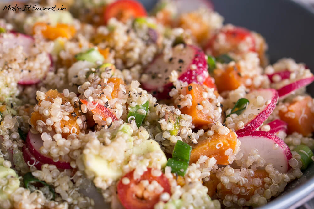 Einfacher Quinoa Salat mit Avocado, Süßkartoffeln und Radieschen