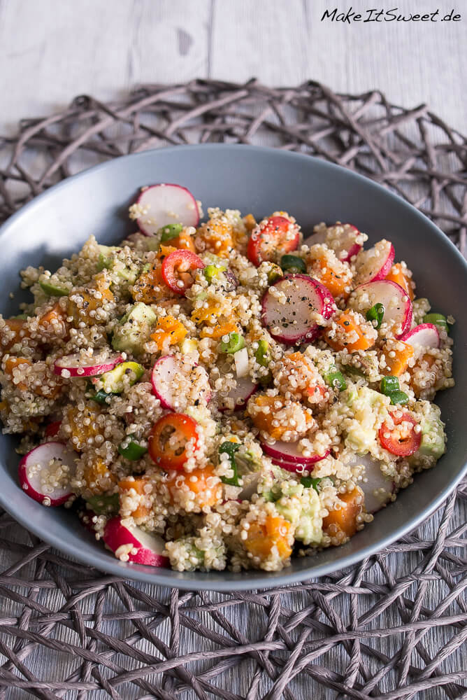 Quinoa Salat mit Avocado, Süßkartoffeln und Radieschen