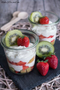 Erdbeerdessert mit Kiwi und Zitronenquark
