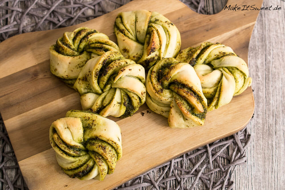 Einfache Pesto Hefeknoten
