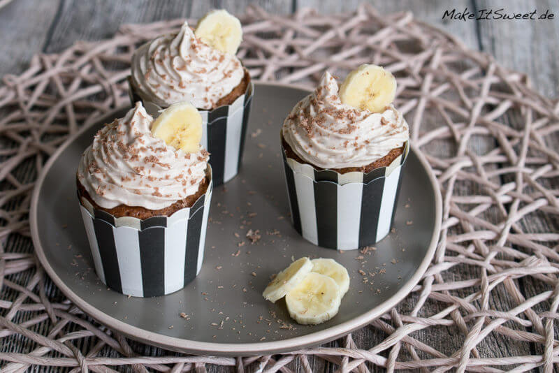 Schokoladen Nuss Muffins mit Nutella Kern und Bananentopping Rezept Cupcake