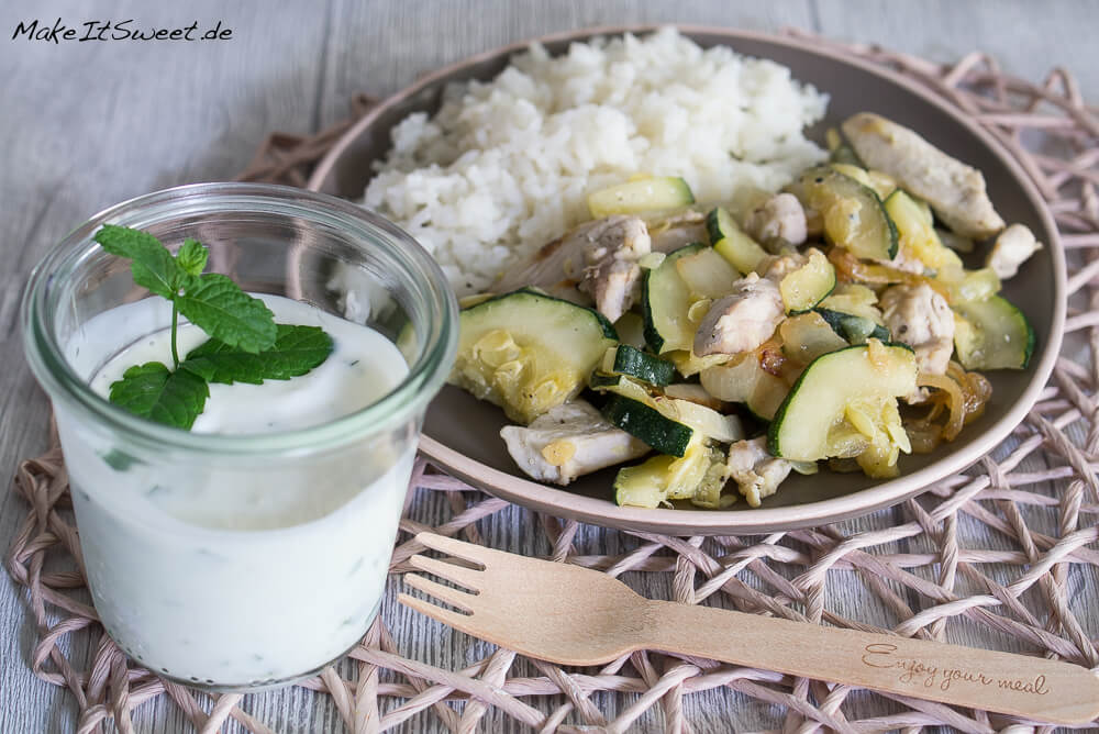 Zucchini-Hähnchen-Pfanne mit Reis und Minze-Joghurt