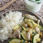 Zucchini-Haehnchen-Reispfanne-Rezept-mit-Minz-Joghurt-vorbereiten-mealprep-einfach