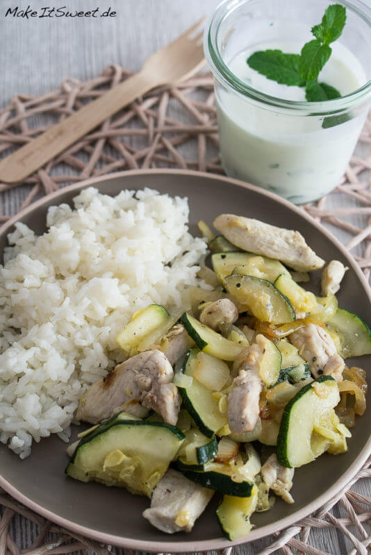 Zucchini Haehnchen Reispfanne Rezept mit Minz Joghurt vorbereiten mealprep einfach