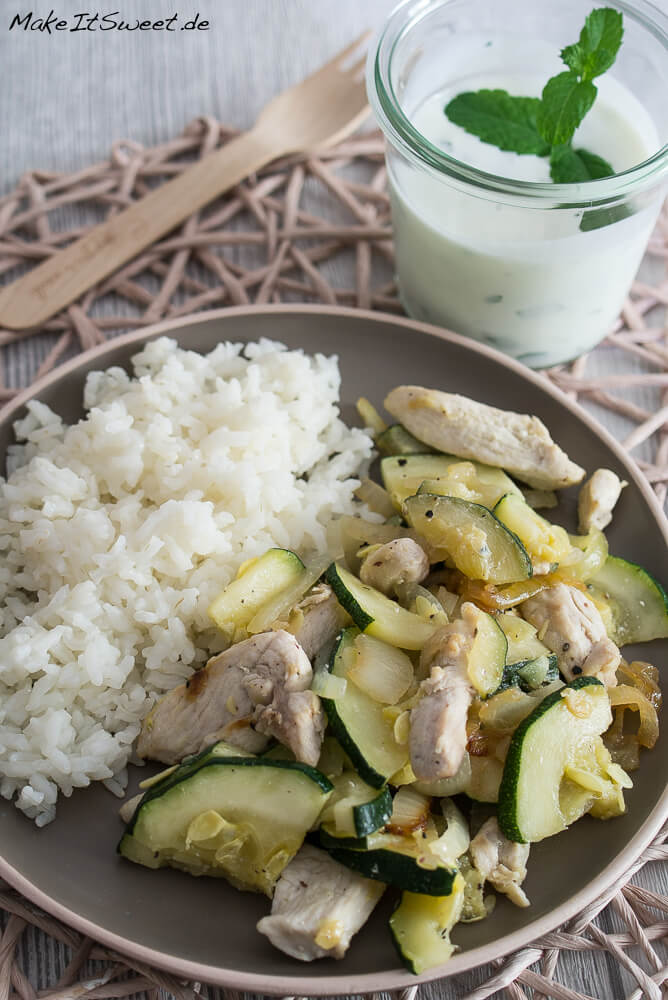 Zucchini-Hähnchen-Pfanne mit Reis und Minze-Joghurt
