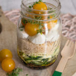 Couscous Salat mit Mozzarella und Zucchini - Salat im Glas