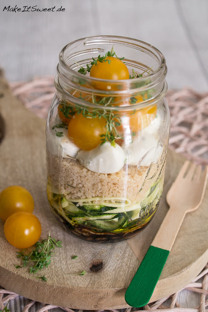 Couscous Salat mit Mozzarella und Zucchini – Salat im Glas