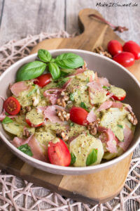 Kartoffelsalat mit Pesto, Schinken und Tomaten