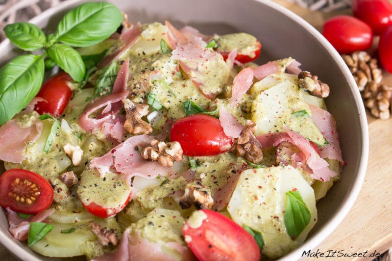 Schüssel mit Salat: Kartoffel, Walnuss, Schinken, Tomate und einem Pesto Dressing