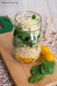 Quinoa Salat mit Tomate und Spinat - Salat im Glas