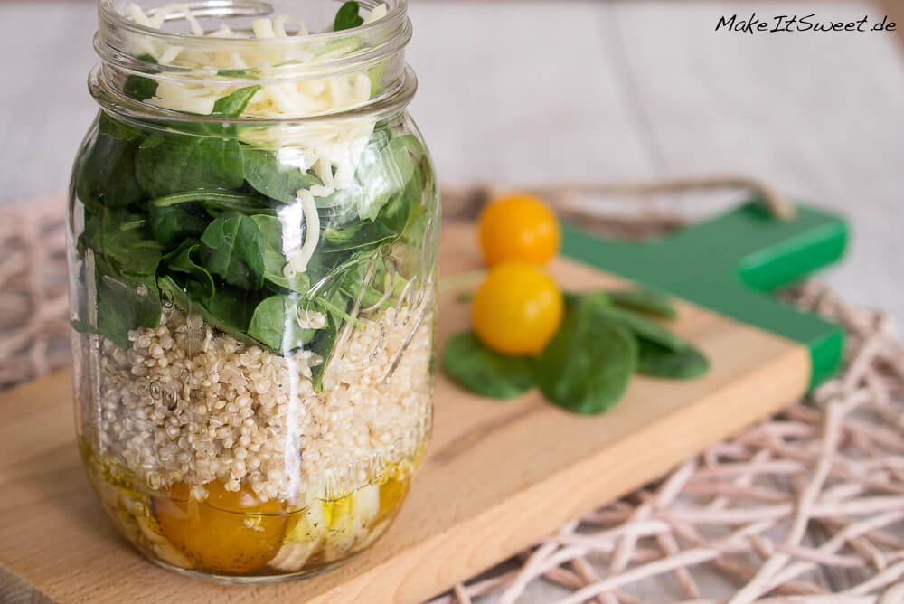 Quinoa Salat mit Tomate und Spinat im Glas
