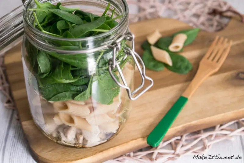 Vollkornnudelsalat mit Hähnchen und Spinat im Glas Rezept 3 Vollkornnudel Haehnchen Spinat Salat im Glas Rezept 2