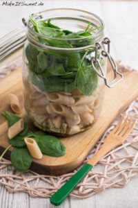 Vollkornnudelsalat mit Hähnchen und Spinat - Salat im Glas