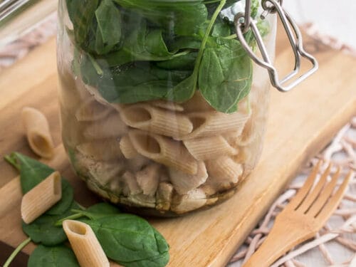 Salat im Glas mit Vollkornnudel, Spinat und Hähnchen.