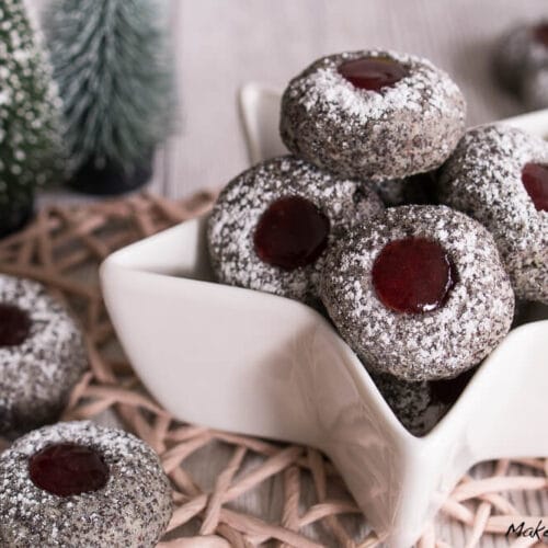 Sternförmige Schale, gefüllt mit Plätzchen aus Mohn und Johannisbeere-Marmelade-Füllung.