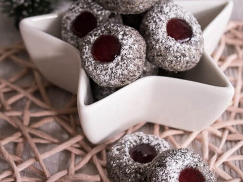 Sternförmige Schale mit Mohnplätzchen, gefüllt mit Johannisbeer-Marmelade.