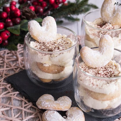 Vanillekipferl Tiramisu im Glas 3 Drei Gläser geschichtetes Vanillekipferl Tiramisu mit Kakao und einem Vanillekipferl oben drauf.