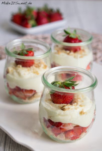 Erdbeerdessert mit Vanille und Keks im Glas