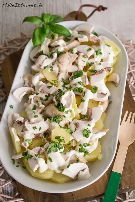 Kartoffelsalat mit Champignons und Schmandsoße Rezept 1 Kartoffelsalat mit Champignons und Schmandsoße in einer länglichen Schüssel