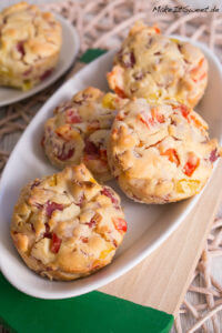 Herzhafte Muffins mit Salami und Paprika