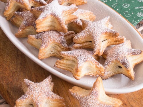 Sternförmiges Blätterteiggebäck mit Puderzucker bestäubt und gefüllt mit Nutella.
