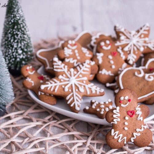 Teller mit Lebkuchen in Form von Menschen, Sternen und Herzen.