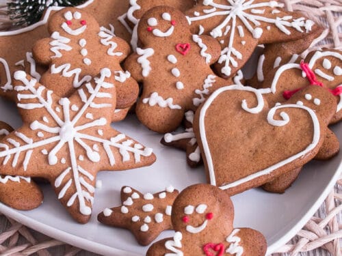 Teller mit Lebkuchen in Form von Menschen, Sternen und einem Herz.