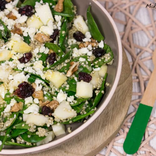 Wintersalat mit Quinoa, Spinat und Apfel 3 Eine Schüssel Salat mit Spinat Quinoa Apfel Feta Walnuss und Cranberries.