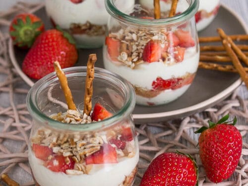 Nachtisch mit frischen Erdbeeren und Salzstangen.