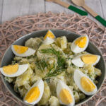 Einfacher Kartoffelsalat mit Eiern und Dill