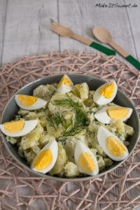 Kartoffelsalat mit Eiern und Dill